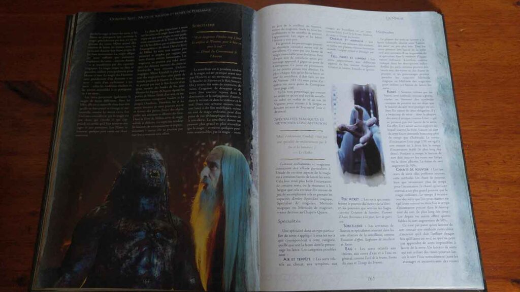 Le Seigneur des Anneaux, le jeu de rôle, l'intérieur du libre de base. Illustré par les images du film.